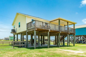 Fenced Pup-Friendly Yard Easy Walk to Beach